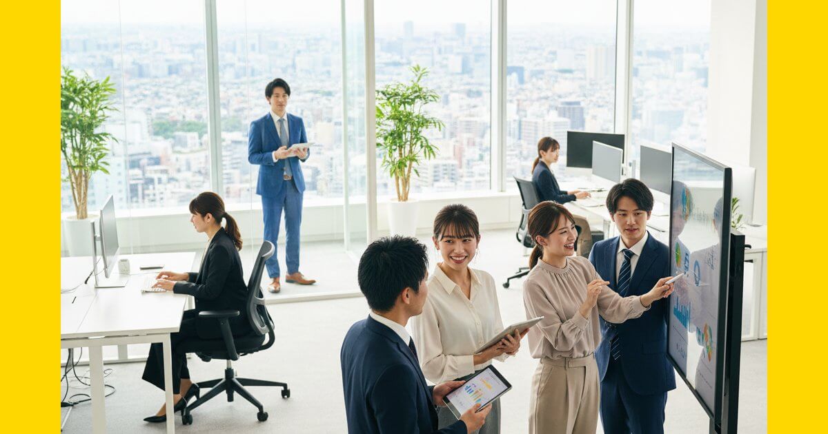 Sincereed利用後のキャリアイメージ。都会的なモダンオフィスで、笑顔で活発に協力し合うビジネスプロフェッショナルたち。