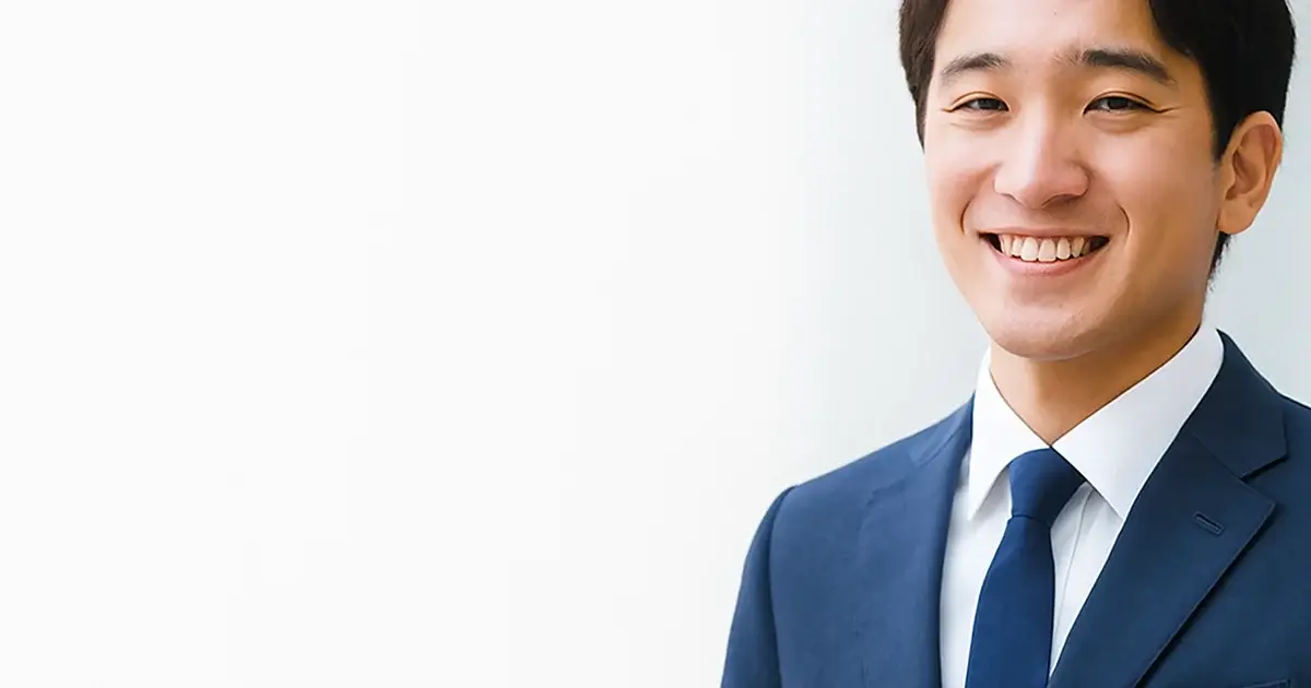 明るいオフィスで笑顔の20代エンジニアチーム